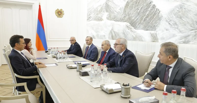 Paşinyan NATO rəsmisi ilə sülhü müzakirə etdi