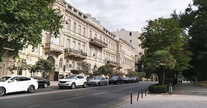 Ödənişli hərəkət zonalarında məqsəd şəxsi avtomobillərin şəhər mərkəzinə həddindən artıq daxil olmasının qarşısını almaqdır