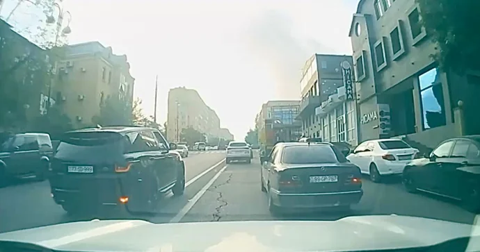 Bahalı nömrəli “Range Rover”lə qoşa xətti tapdalayıb əks yolla getdi VİDEO