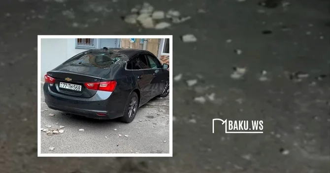 Bakıda binadan daşlar töküldü Maşına ziyan dəydi
