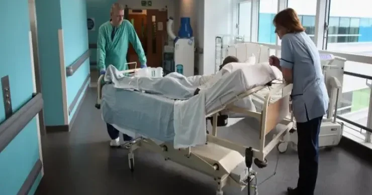 Dövlət xəstəxanasının həkimi pul verməyəni girov saxladı, “borc dəftəri” tutdu