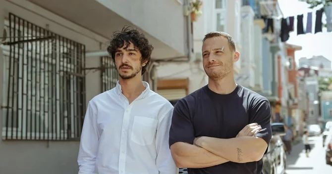 Kerem Bürsinlə çəkildiyi səhnədə xəsarət aldı