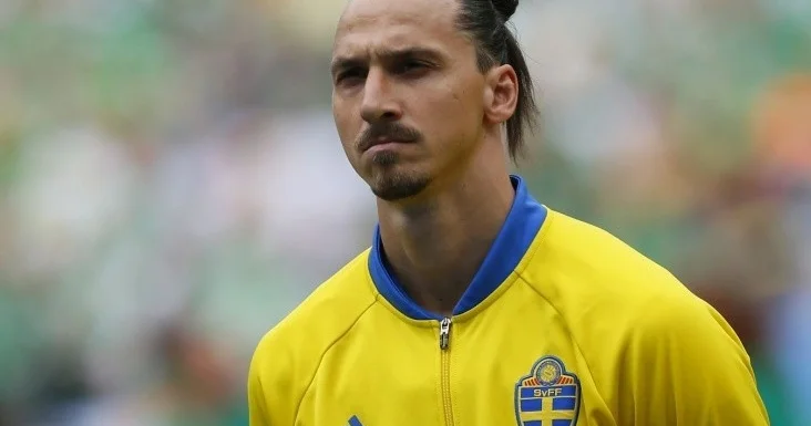 Zlatan İbrahimoviç karyerası boyunca qazandığı bütün kubokları nümayiş etdirib