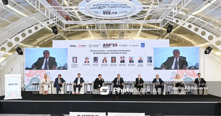Министр экономики Азербайджана принял участие в пленарной сессии в рамках AIIF 2025