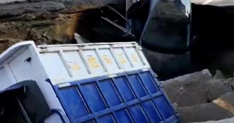 В Китае провалилась дорога вместе с автомобилями ВИДЕО