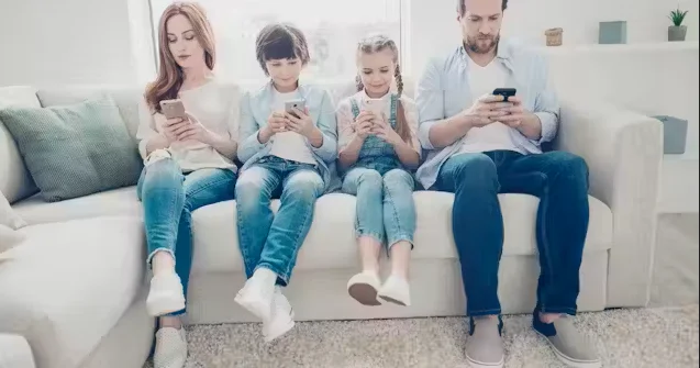 Bu ölkədə smartfonlara məhdudiyyət qoyuldu: gündə 2 saat...