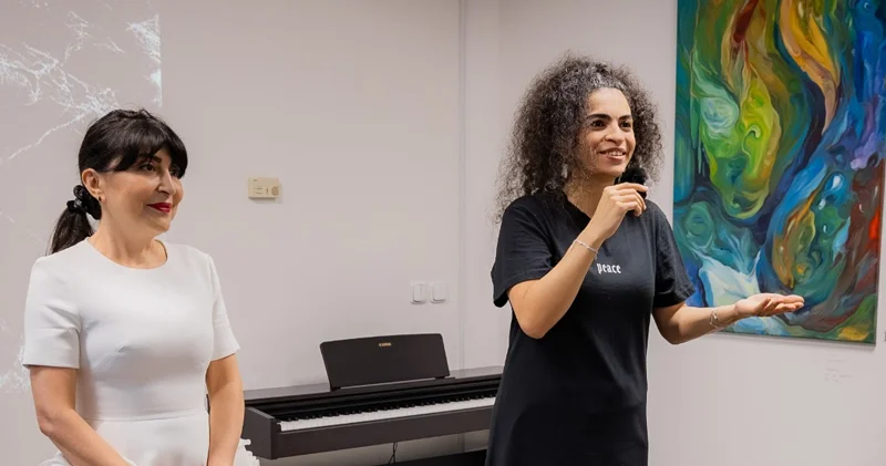 Praqada yaşayan azərbaycanlı gənc rəssamın fərdi sərgisi keçirildi (FOTO)