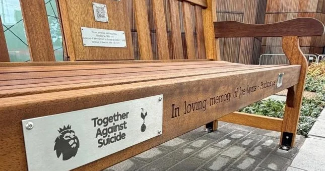 Autsayder “Tottenhem” depressiyaya qarşı skamya quraşdırdı Şəkil