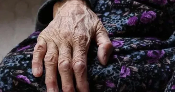 Gecəyarı valideynini küçəyə atan oğul HƏBS EDİLDİ