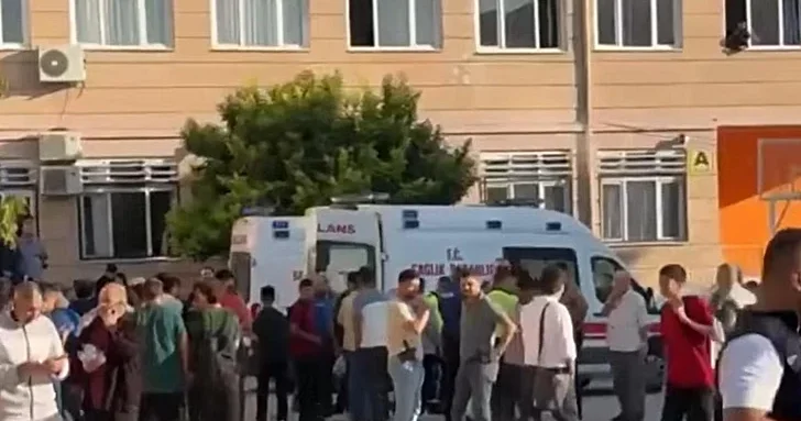 Неизвестный открыл огонь перед школой в Турции, есть пострадавшие