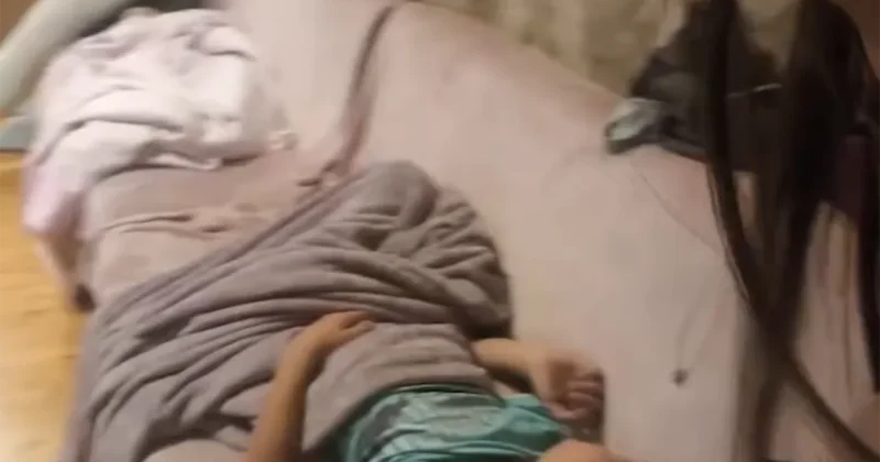 Bakıda iki uşaq evdə köməksiz qaldı (Video)