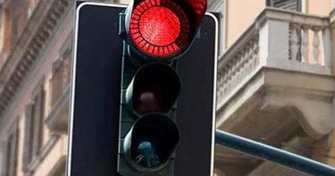 Təcili yardıma yol vermək istəyərkən qırmızı işığı keçmək olarmı? Ekspert AÇIQLADI
