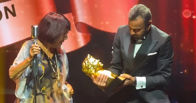 Məşhur aktyor həyəcandan mükafatı yerə saldı