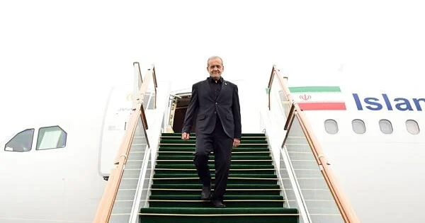 Pezeşkianın təyyarəsi Əlcəzairdə eniş etdi