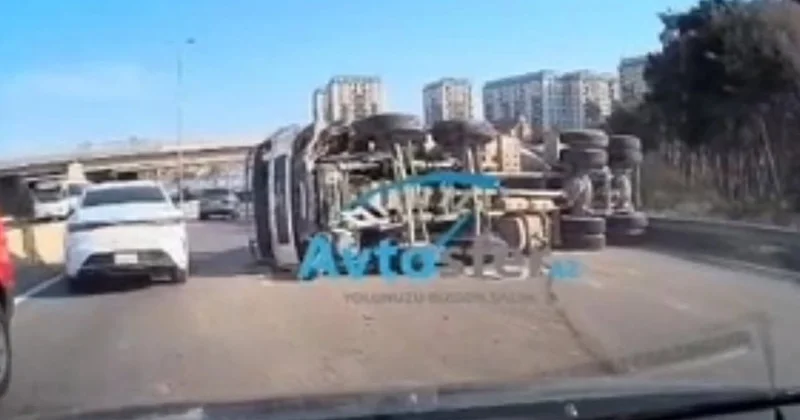Bakı Sumqayıt yolunda betonqarışdıran maşın aşdı