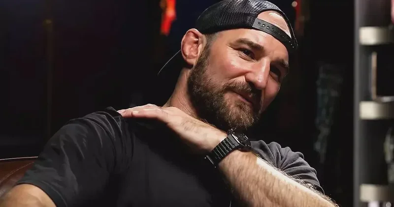 UFC çempionu Şon Striklend qəzaya düşdü