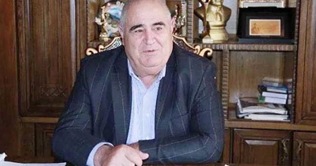 İsfəndiyar Axundov və oğlu kredit borcunu gecikdirib Məhkəmə qərarı
