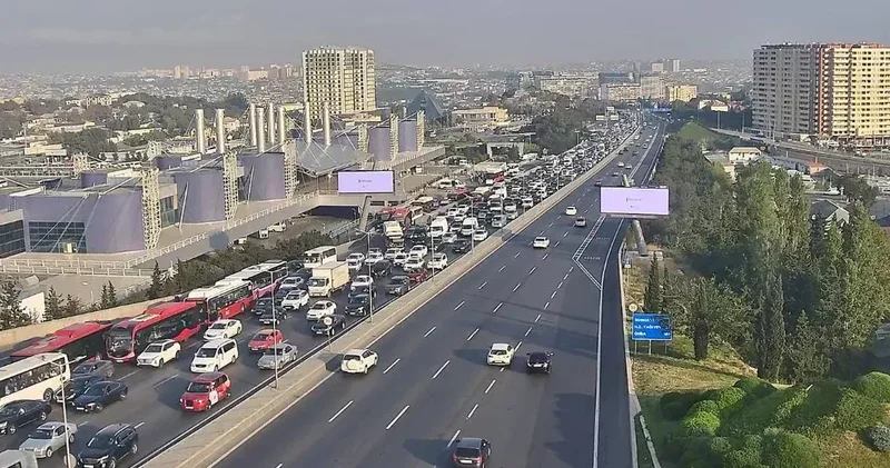 На восьми дорогах Баку пробки