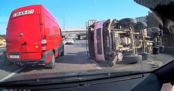 VAZ dairəsində qəza: Betonqarışdıran maşın aşdı VİDEO