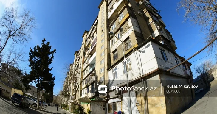 Жильцы домов старого жилого фонда Баку жалуются на аварийное состояние подъездов и лестниц
