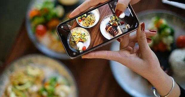 İnsanların bahalı telefon marağının səbəbi BİLİNDİ VİDEO