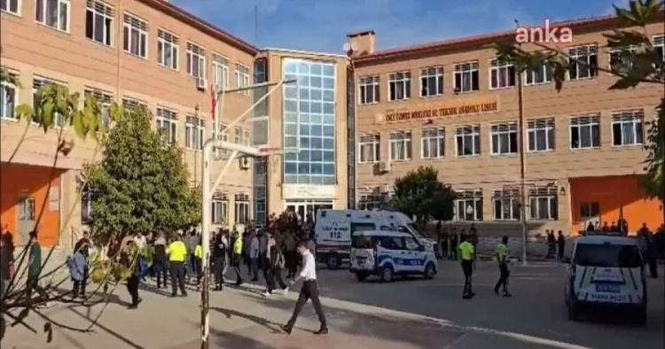 Türkiyədə məktəb yaxınlığında siyasi insident: bir şagird həlak olub