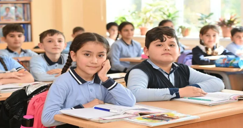 Məktəblərdə vahid geyim qaydası: Ekspert valideynlərin məsuliyyətindən danışdı