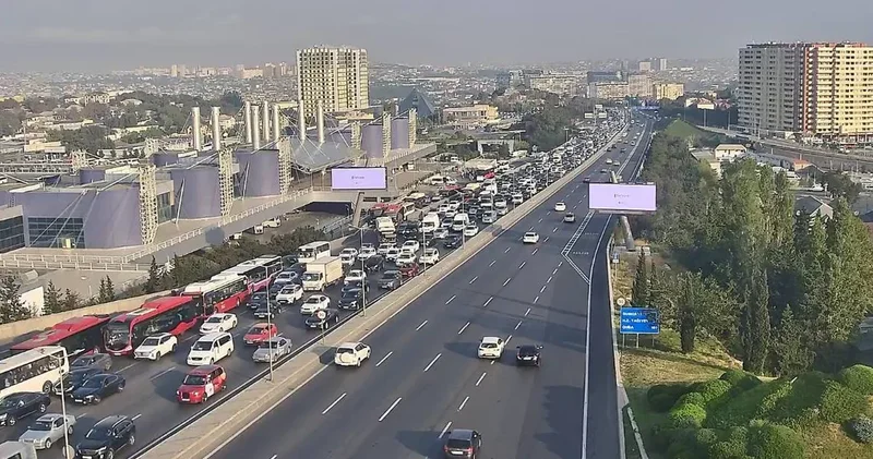 Bakının bəzi yollarında nəqliyyatın sıxlığı müşahidə olunur