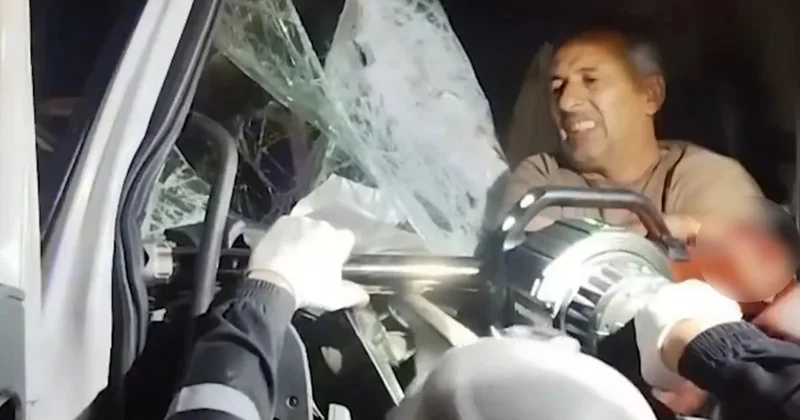 Mercedes KamAZ a çırpıldı: 55 yaşlı kişi belə xilas edildi VİDEO