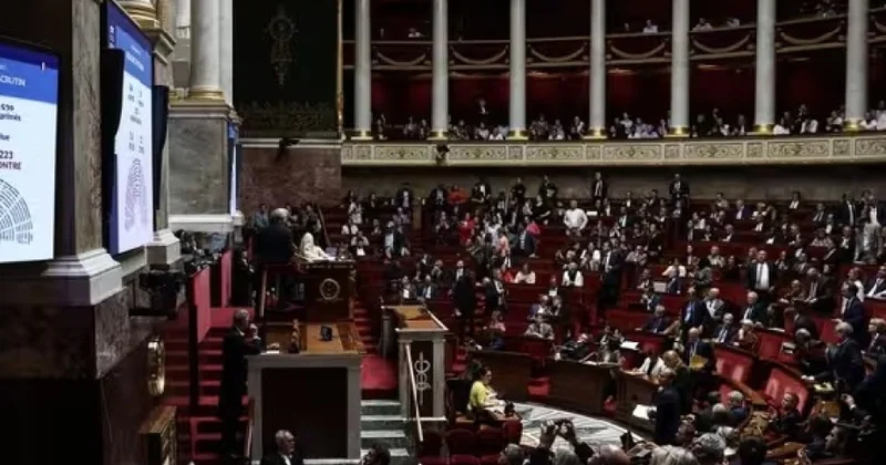 Sarkozinin həbsinə Fransa parlamentində sərt reaksiya: millət vəkilləri iki yerə bölünüb