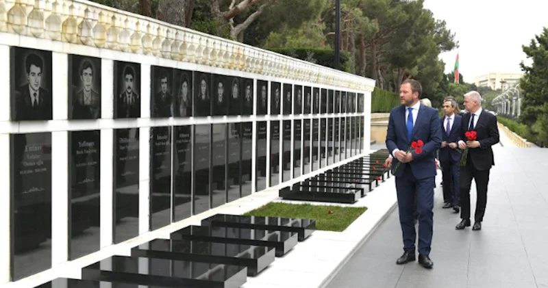 Estoniyanın xarici işlər naziri şəhidlərin xatirəsini andı FOTOLAR