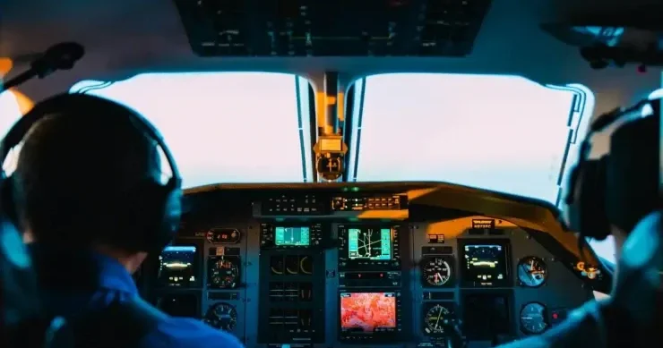 Pilotlar uçuş zamanı bir birlərini necə salamlayırlar? Gizli işarələr