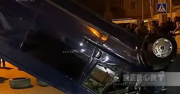 В Баку произошло цепное ДТП: перевернулся автомобиль