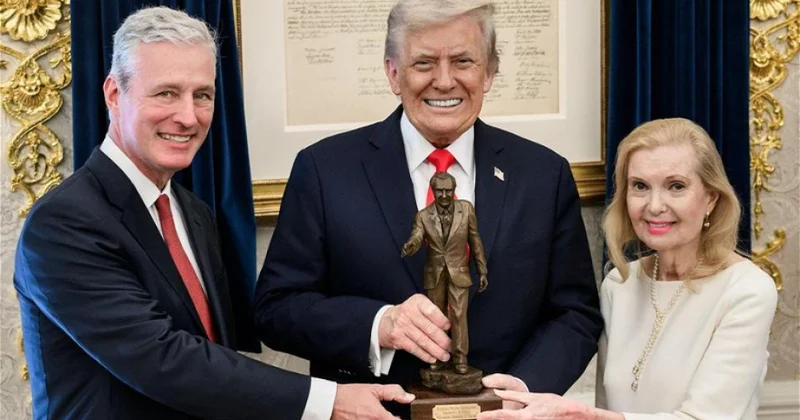 Donald Tramp “Dünyanın memarı” mükafatı ilə təltif olunub