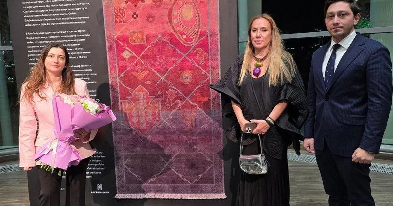 “Astana Balet” Teatrında “İki xalça” baletinin dünya premyerası çərçivəsində “Azərxalça”nın ekspozisiyası təqdim olunub FOTO