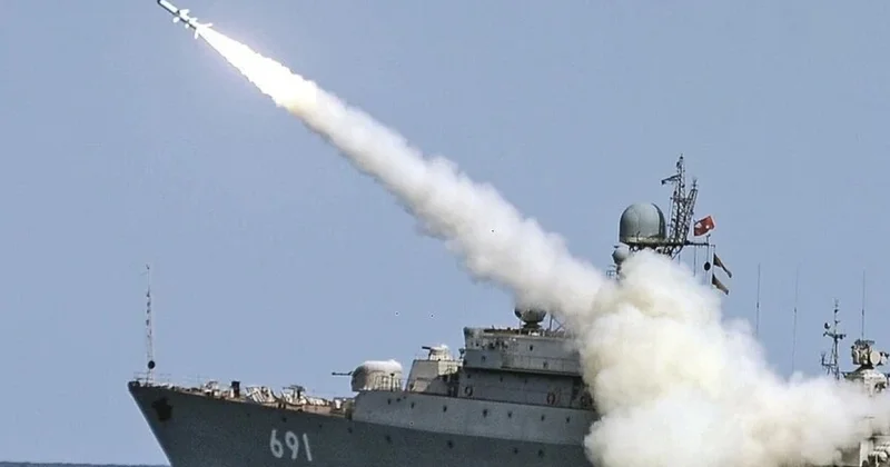 Британский эсминец перехватил российский военный корабль