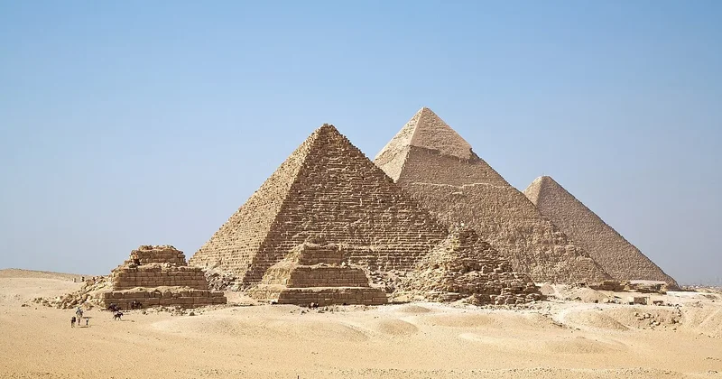 Turist 80 metr hündürlükdən 4000 illik piramidanın içinə yıxıldı