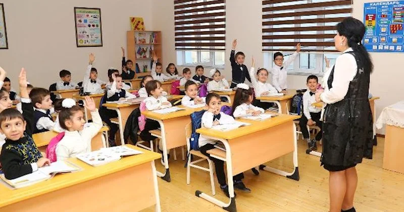 45 dəqiqəlik dərsdə 60 şagird Paytaxt məktəblərində siniflər bölünəcək?