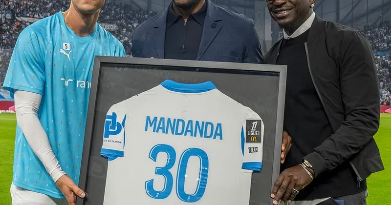 “Marsel” Stiv Mandandanın formasını əbədiləşdirdi