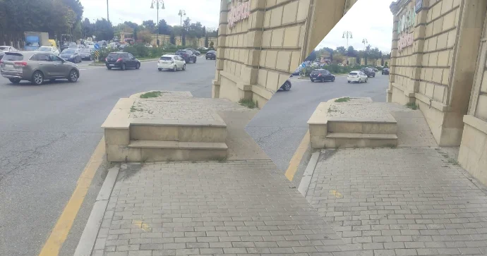 Badamdar dairəsi yaxınlığındakı səki əlillərə çətinlik yaradır FOTO