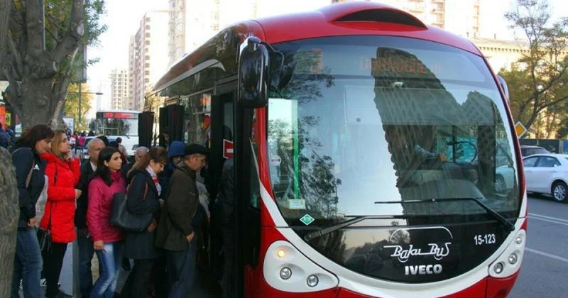 Bakubus sürcüsü sərnişinlərin başına oyun açdı: yaşlı qadının halı PİSLƏŞDİ VİDEO