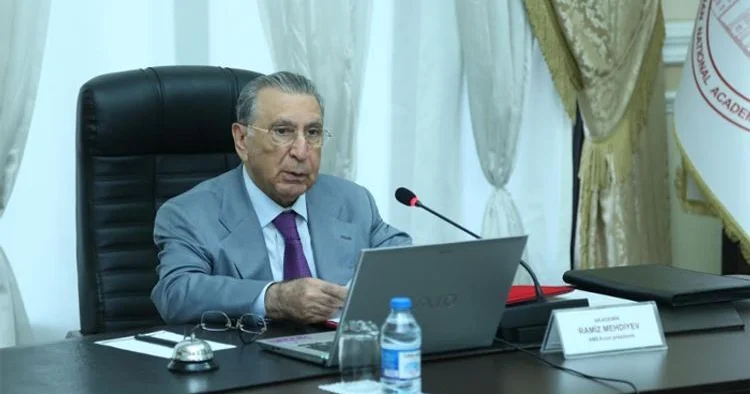 Xırda adamların cılız KARİKATURASI KONKRET