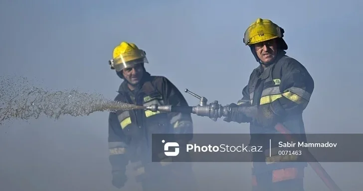 В Сураханы при пожаре погиб один человек, сгорела часть квартиры