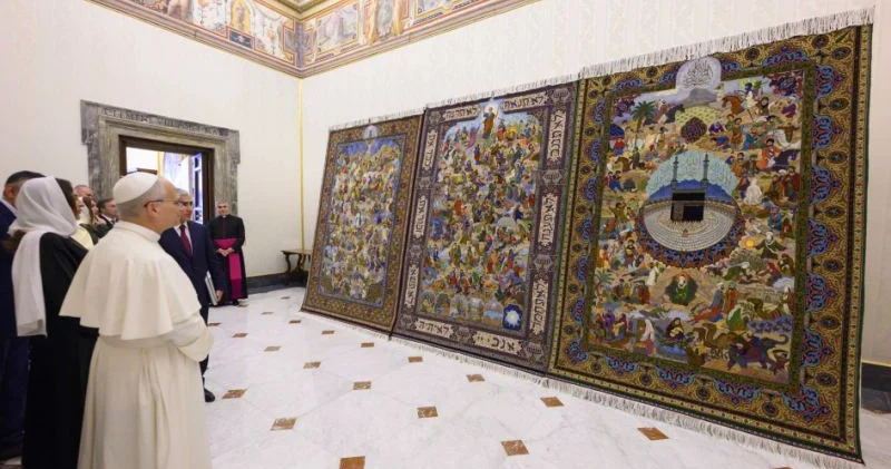 Mehriban Əliyevanın Roma Papası ilə görüşündə bu sənət əsəri təqdim olunub Foto