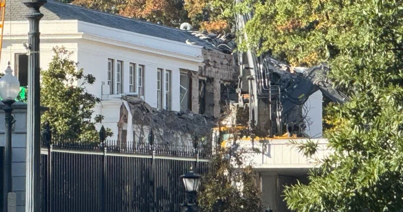 “Tramp Ağ Evi yenidən qurur: Şərq qanadı sökülür, yeni mərasim zalı tikilir“ BBC