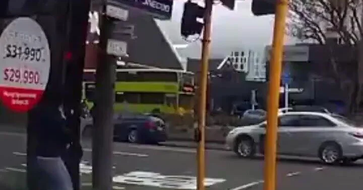 Сильный ветер сдувает людей в Новой Зеландии ВИДЕО