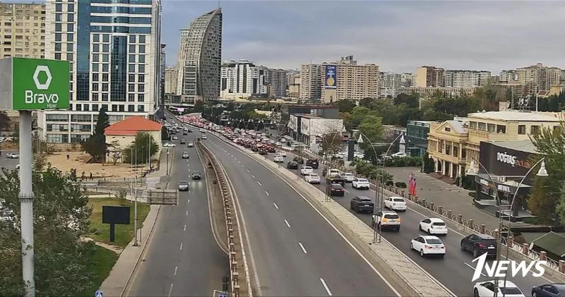 На каких улицах Баку 22 октября наблюдаются транспортные заторы?