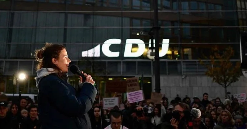 Berlində minlərlə insan CDU nun qərargahı qarşısında etiraz aksiyası keçirib