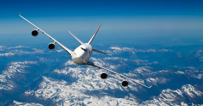 Pilot ilə kabin heyəti arasındakı əlaqənin kəsilməsi səbəbilə təcili eniş etdi