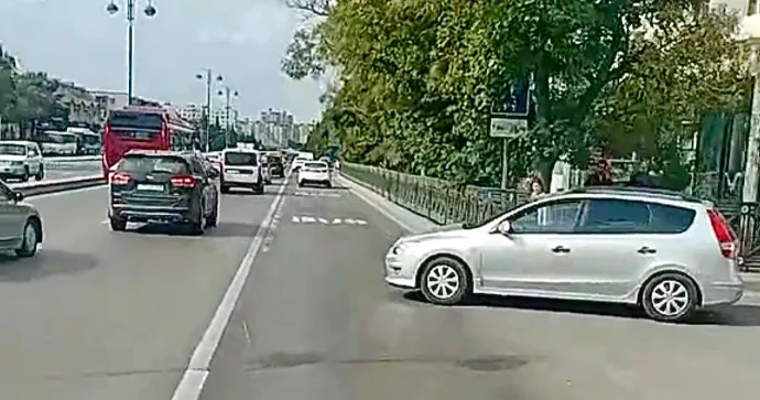 Bakıda “Hyundai” sürücüsü avtobusu digər zolağa sıxışdırdı VİDEO